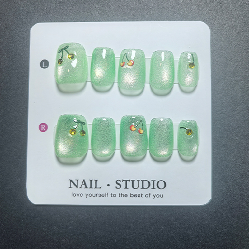 キャットアイプレスオンネイル 10個入り、チェリーゴールドフ - Nail Art Cat Eye のレビューと価格