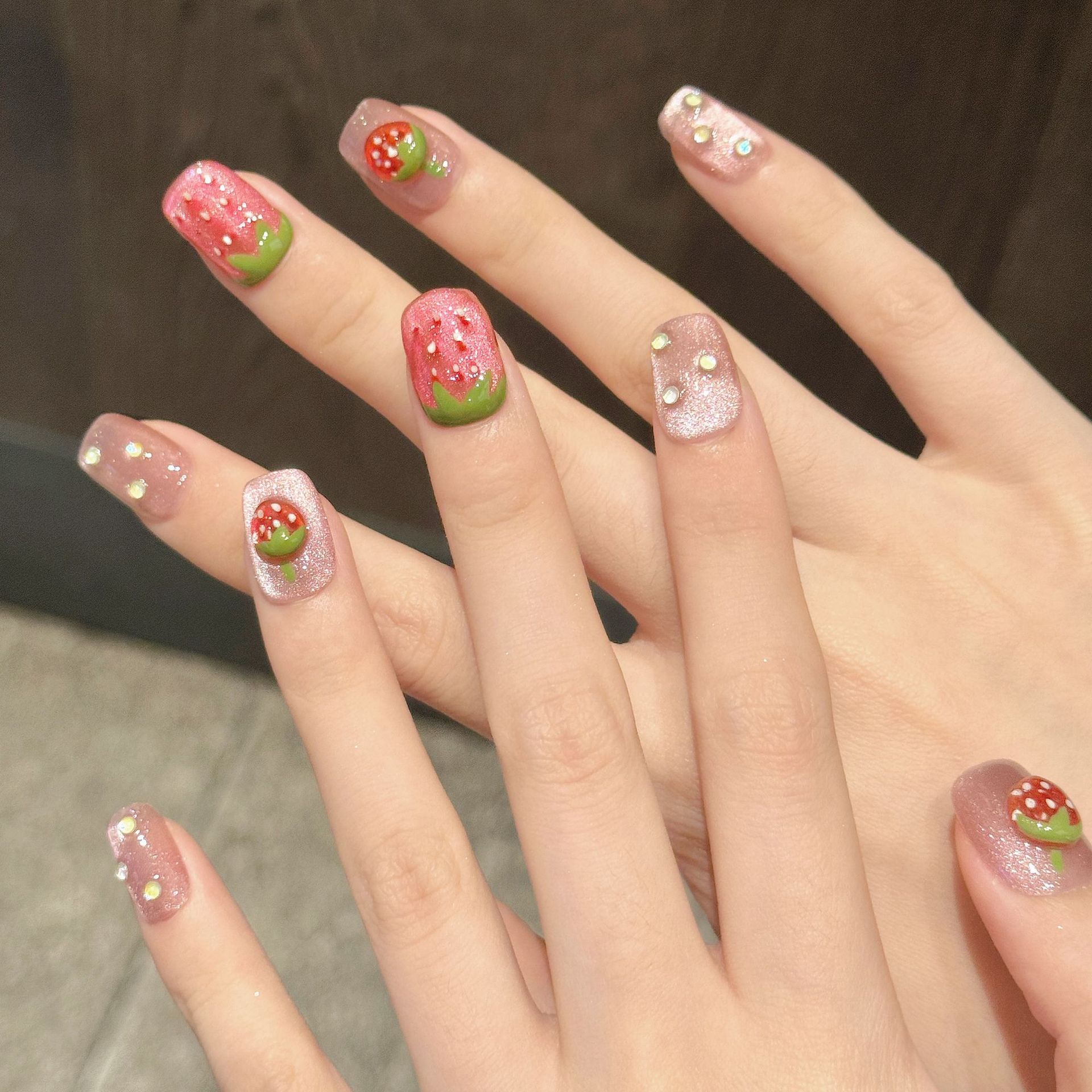 10枚入り ハンドメイド つけ爪 3D いちごデコレーション - Nail Art Cat Eye のレビューと価格
