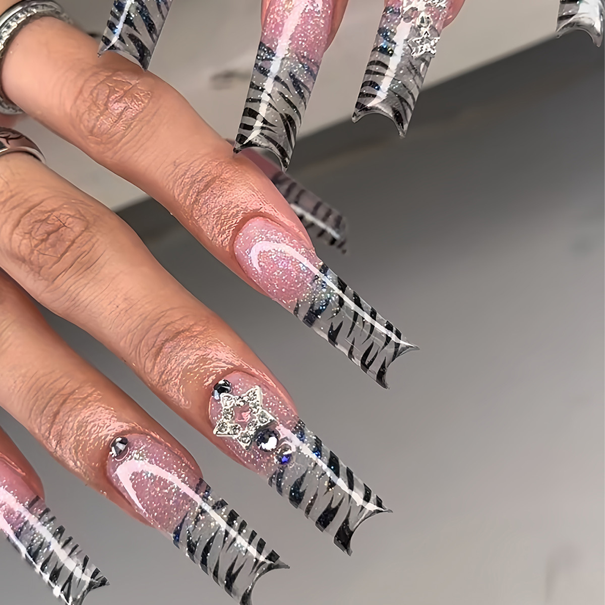 24枚入り ロングコフィン型 ペンタグラムラインストーン付き - Nail Art Gliter のレビューと価格